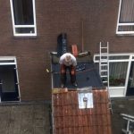 Dakdekker aan het werk