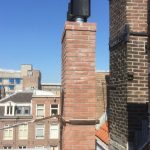 Schoorsteen, vernieuwd en vastgezet